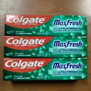 Colgate MaxFresh Ultrafreeze Clean Mint with Breath Strips Toothpaste Bundle